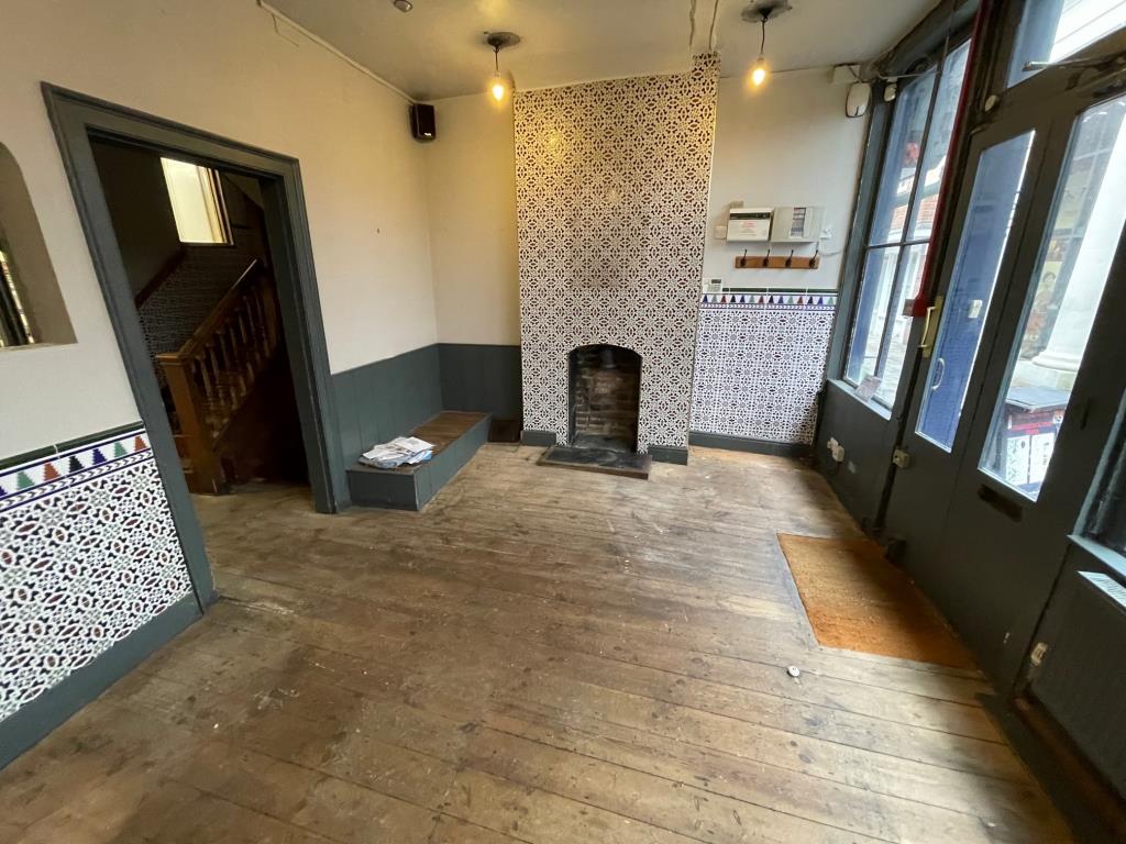 Lot: 128 - FORMER CAFÉ/RESTAURANT IN PRIME CITY CENTRE LOCATION - 